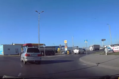 Nie wiedzą jak zjeżdżać z ronda. Piękny popis policji w Koszalinie