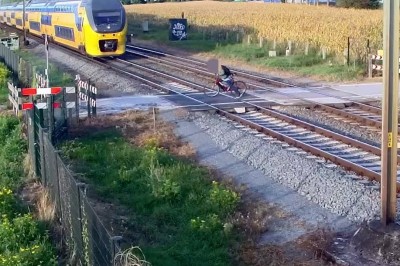 Rowerzysta oszukał przeznaczenie na przejeździe kolejowym. Brakowało centymetrów