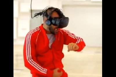 Zastanawialiście się nad kupnem okularów VR? Zobaczcie jak to może wyglądać z boku