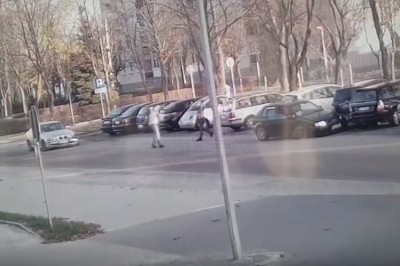 Seba skasował 6 aut za jednym zamachem. Nagranie z monitoringu w Łomży