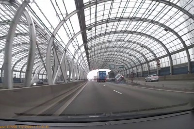 Wleciał na barierki na S8 i poleciał bokiem. Dwa filmy z tego zdarzenia