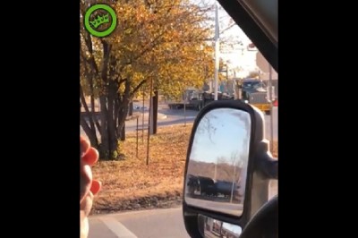 Pociąg kontra ogromna amerykańska ciężarówka. Nie było szans na zjazd