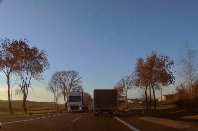 BMW X5 kończy jazdę w rowie pod ciężarówką. Ku przestrodze