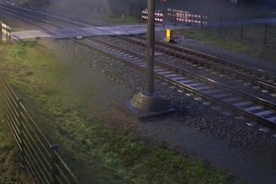 Przejechał przed samym pociągiem. Oszukać przeznaczenie w wykonaniu rowerzysty