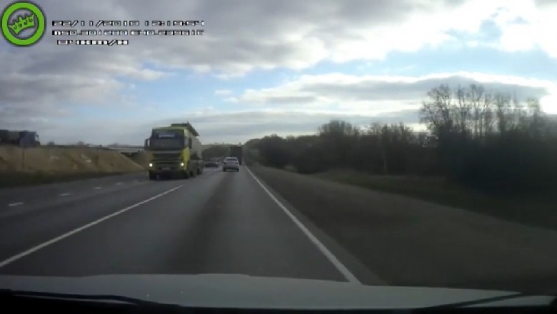 Koło oderwane z TIRa trafia w osobówkę. Nie spodziewali się takich konsekwencji