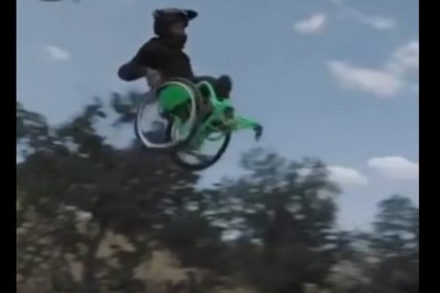 Ziomek na wózku inwalidzkim kontra ogromna rampa. Wystrzelił jak z procy