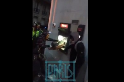 Wziął ogromną piłę i na bezczelnego zaczął rozcinać bankomat