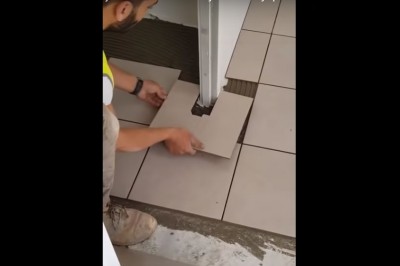 Prawdziwy fachowiec w akcji. Tak wygląda perfekcyjne docinanie płytek bez użycia miarki