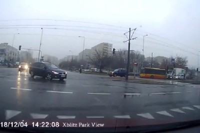 Gaz do dechy i wjazd na skrzyżowanie. Tak się kończy jazda na późnym żółtym