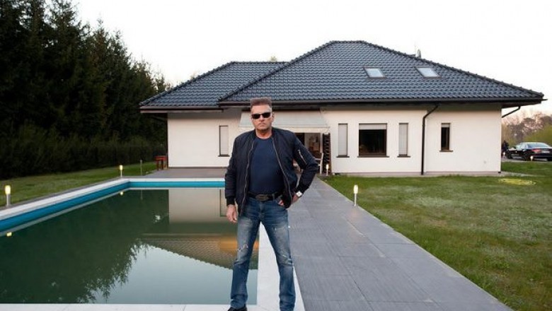 Rutkowski pochwalił się domem którego wnętrze sam zaprojektował. Złote krzesła i schody to tylko część przepychu