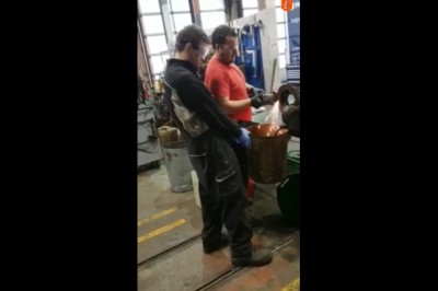 Bierz wiadro i łap te iskry, są bardzo cenne. Mati i jego pierwszy dzień w robocie