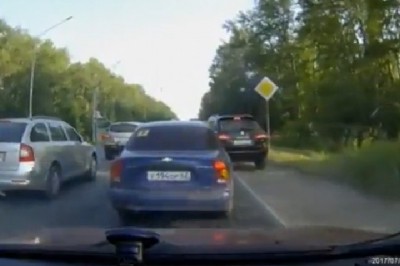 Cwaniak w SUVie chciał ominąć korek poboczem. Nie spodziewał się takiego finału