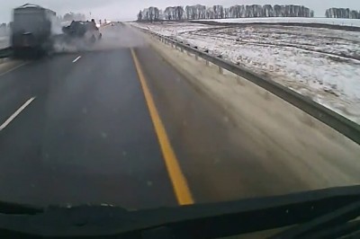 Siła zderzenia oderwała kabinę. Gdy kierowca ciężarówki zaśnie za kółkiem