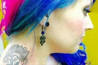 Kasjerka upokorzyła młodą kobietę w supermarkecie. Odpowiedź klientki doprowadza do łez 