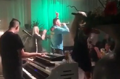 Dziewczyny w krótkich spódniczkach kontra oprawa na koncercie