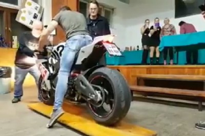 Dziewczynie się oberwało. Bardzo nieudane palenie gumy motocyklem w pomieszczeniu