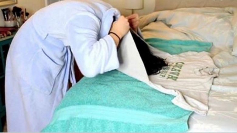 Zawija swoje mokre włosy w koszulkę. Nie uwierzysz co miała na głowie gdy ją ściągnęła