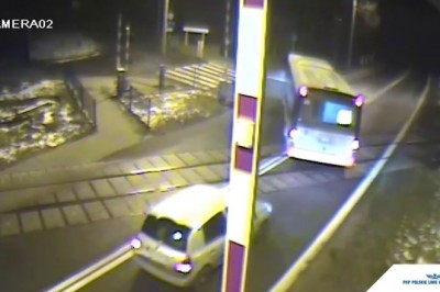 Kierowca autobusu zablokował przejazd kolejowy, bo chciał na nim nawrócić
