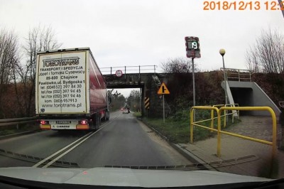 Przejdziesz mobilku, śmiało ciśnij. Czyli kasacja naczepy pod wiaduktem