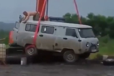 Edek z Mietkiem po mistrzowsku chcieli załadować samochód na pakę