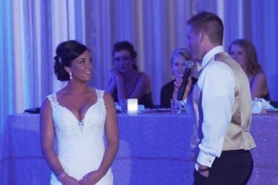 W czasie wesela mówi żonie, że teraz stworzą szczęśliwą rodzinę we troje i wskazuje kogoś kto stoi za nią