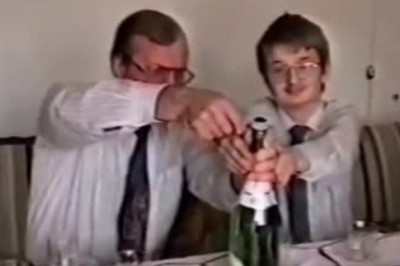 Synek daj szampana, tata pokaże jak się to robi. Sylwestra w polskim domu lat 90