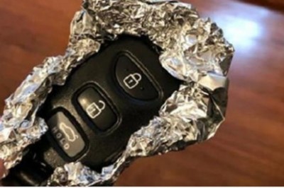 Policjanci ostrzegają i radzą. Kluczyki od swojego auta powinnaś zawsze zawijać w folię aluminiową 