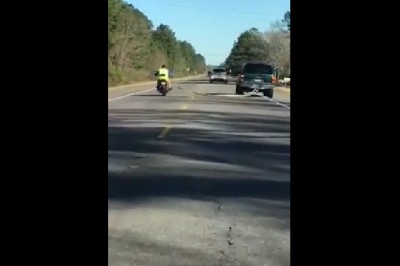 Dwóch asów i ich mistrzowskie holowanie motocykla. Nie mogło być gorzej