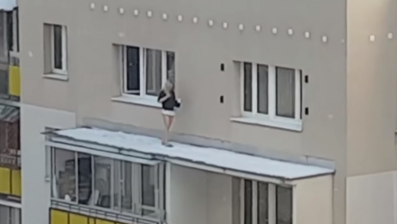 Blondyna robiła sobie selfiaka na dachu bloku w Warszawie. Sąsiad wszystko nagrał