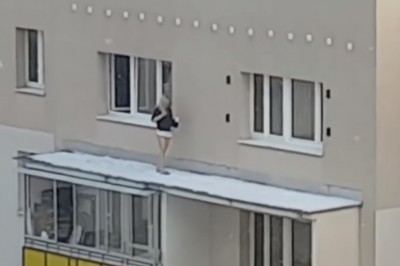 Blondyna robiła sobie selfiaka na dachu bloku w Warszawie. Sąsiad wszystko nagrał