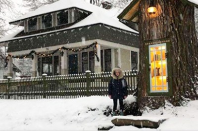 Kobieta zmieniła 110-letnie martwe drzewo w darmową biblioteczkę dla sąsiadów. Powstało naprawdę magiczne miejsce