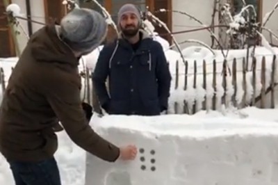Automat do browara zrobiony ze śniegu. Chłopaki mają wyobraźnię