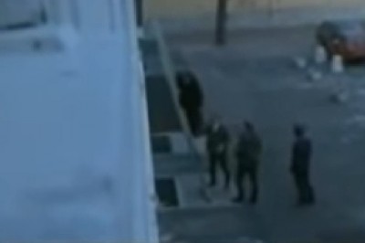 Kwaśniewski ucieka po drabinie z biura. Kiedyś tak się unikało dziennikarzy