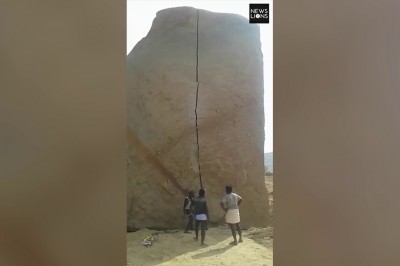 Mieszkańcy indyjskiej wioski, używając młotka i dłuta rozdzielili ogromny głaz