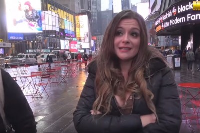 Dziewczyna w wibrujących majtkach na mieście. Efekt przegranego zakładu z koleżanką 