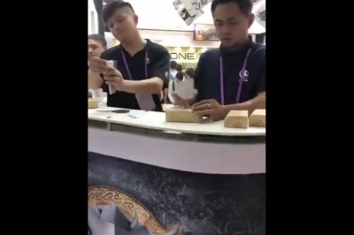 Niezniszczalna folia do telefonów? Niezwykły pokaz na targach 