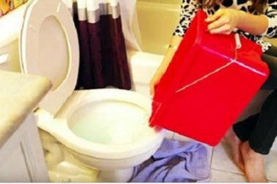 Poznaj proste rozwiązanie na zapchaną toaletę jeśli nie masz w domu sprzętu do udrażniania rur. 