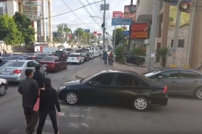 Piesi postanowili ukarać kierowcę auta za blokowanie przejścia dla pieszych