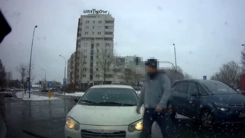 Cwaniak wystartował do innego kierowcy na skrzyżowaniu. Tak się jeździ po Warszawie
