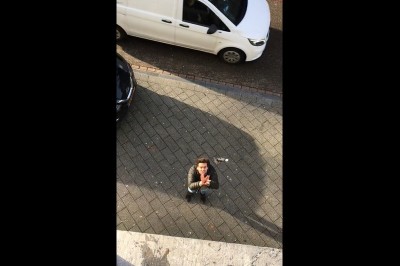 Rzut kluczami z niespodzianką. Mocny żarcik na koledze idącym do pracy