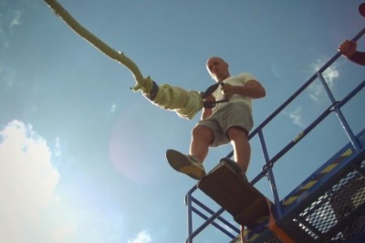 Skok na bungee bez uprzęży. Tak się to robi gdy ma się jaja ze stali