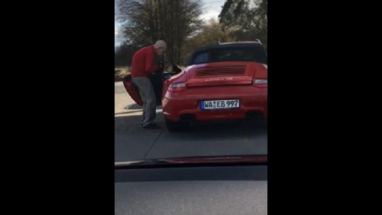 Dziadek w Porsche na stacji benzynowej. Ledwo chodzi, ale jeździ