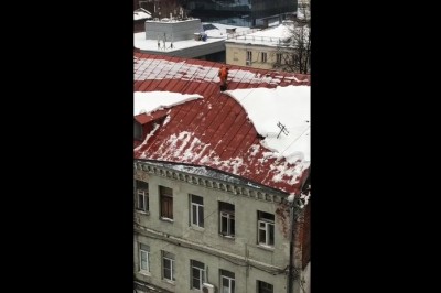 Zleciał z dachu kamienicy podczas odśnieżania. Tak się kończy brak BHP