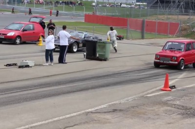 Z tym potężnym Małym Fiatem V8 nie ma szans nawet Corvetta