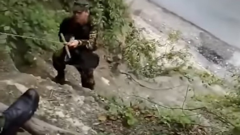 Żołnierze i ich zabawna próba przerzutu kraty browara do jednostki