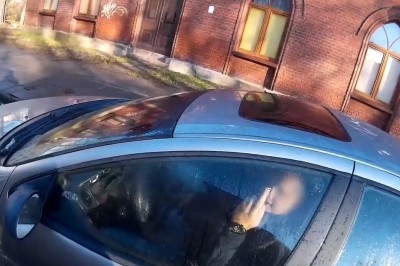 Popis chamówy na ulicy w Łodzi. Trąbi, wyzywa i pluje, ale po chwili dopada go karma