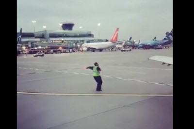 Kompletnie wyluzowany pracownik lotniska daje popis na płycie