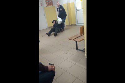 Nagrali jak ochroniarz w szpitalu wyprowadził typa za szmaty - Ostróda