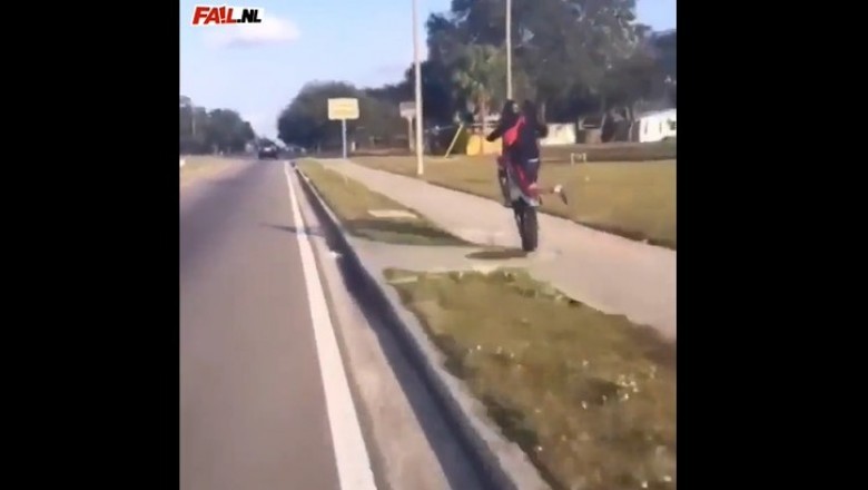 Motocyklista kontra słup. Czyli jak się może skończyć jazda na jednym kole