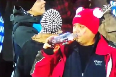 Dwóch kibiców przyuważonych jak się raczą „pepsi” podczas skoków